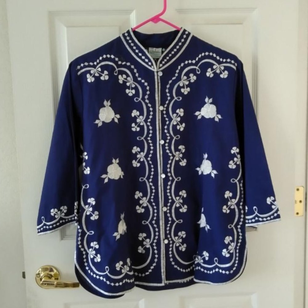 Ladies Caro Honolulu Embroidered Blouse Navy White Size 12 Vintage 60s 70s